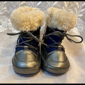 Total navy blue, fluffy boots children size 2.5